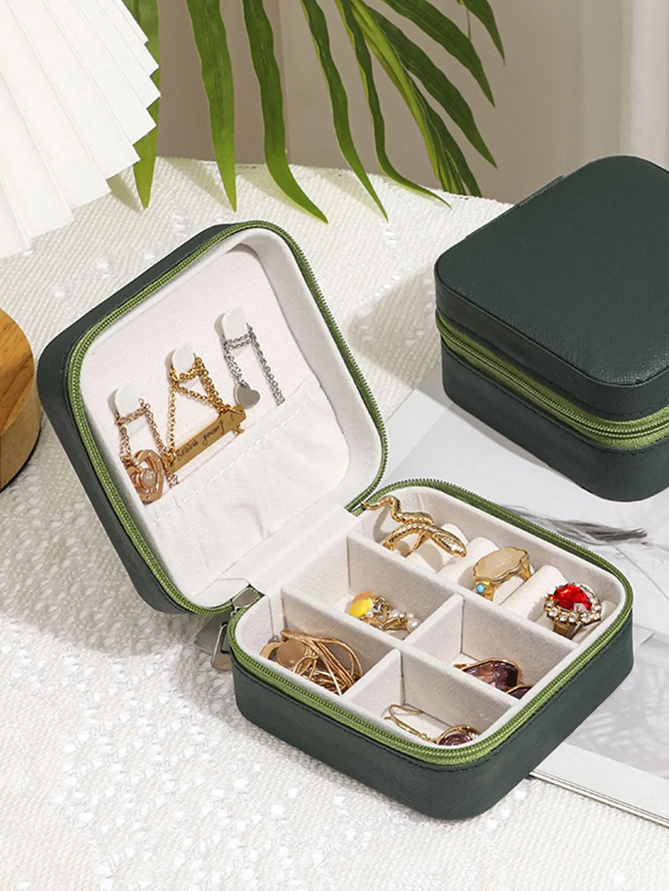 1pc Solid Color White Jewelry Box, Modern Portable PU Plain Multifunction Jewelry Storage Box For Home And Travel